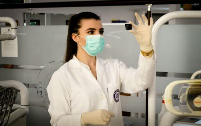 Kvinnlig vårdpersonal i laboratorium